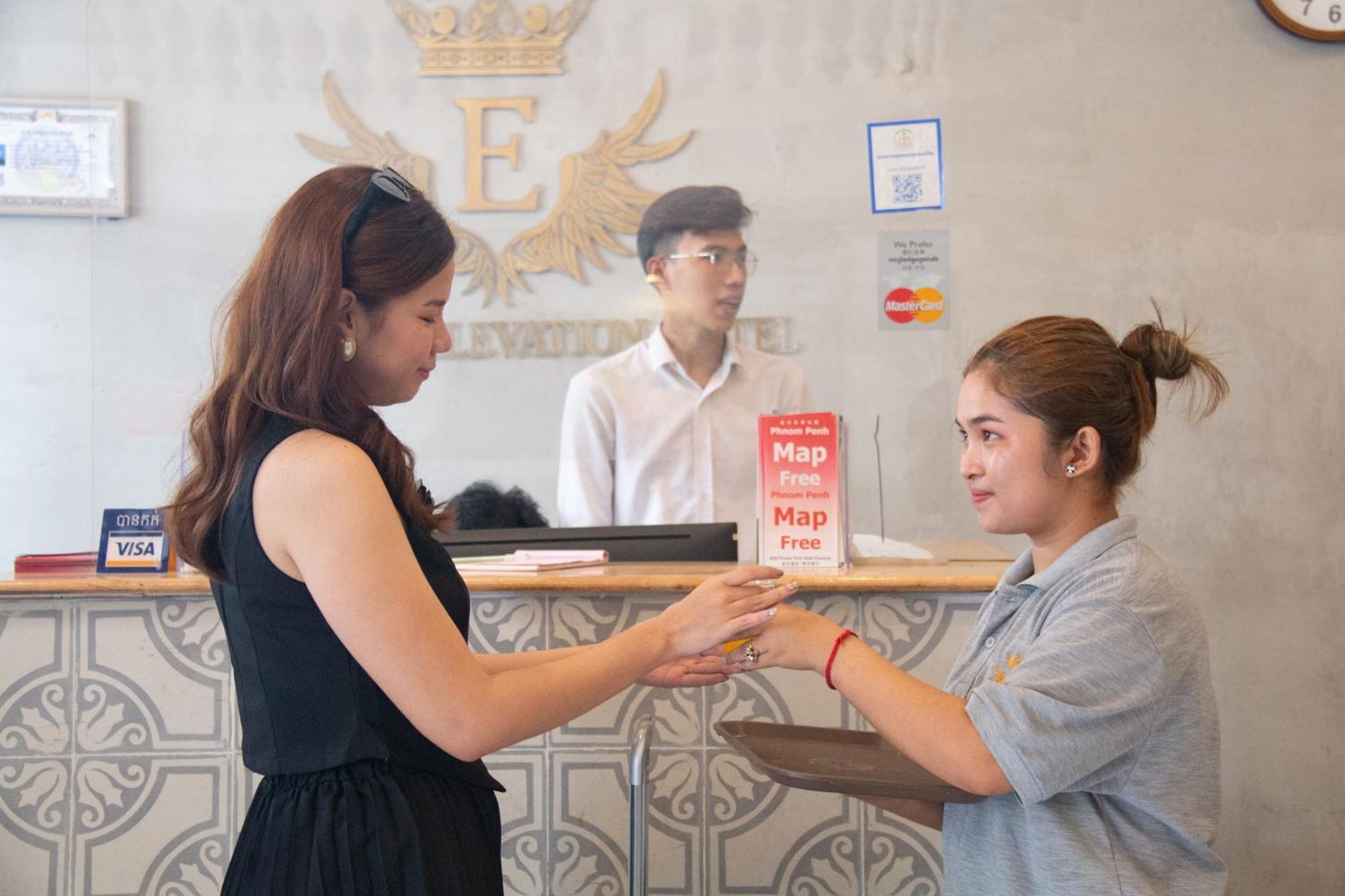 格兰德埃里文新大酒店 金边 外观 照片